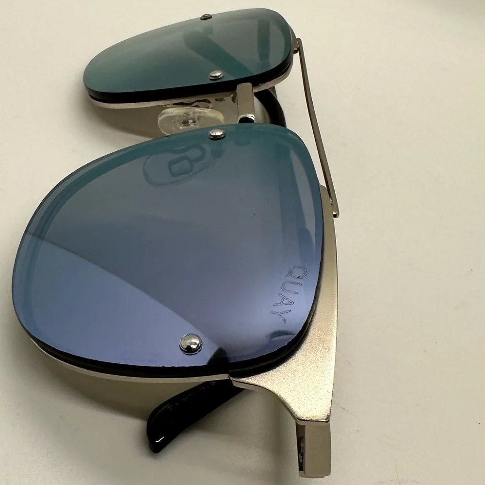 Quay Private Eyes Sunglasses Gunmetal‎ Mirror Lenses with case